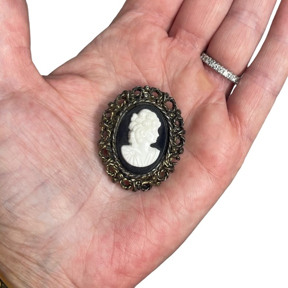Vintage Oval Brass/Ivory Cameo Pin - Picture 4 of 12